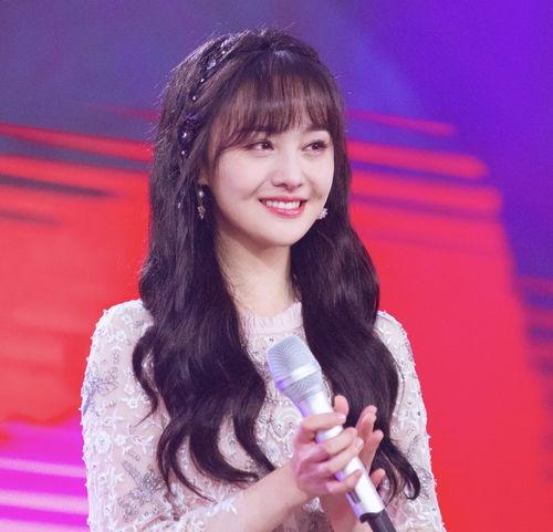 最新爆料郑爽和黄明昊,甜蜜互动引网友热议